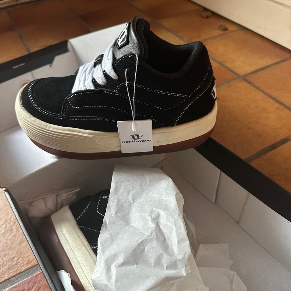 Northwave Women's Black and White Sneakers